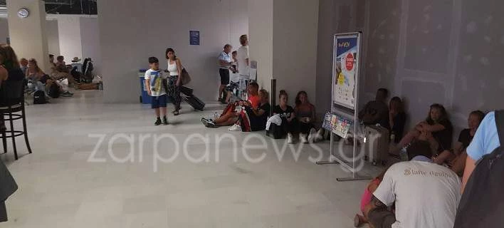 Χανιά: Καθισμένοι στο πάτωμα περιμένουν την αναχώρηση οι επιβάτες του αεροδρομίου